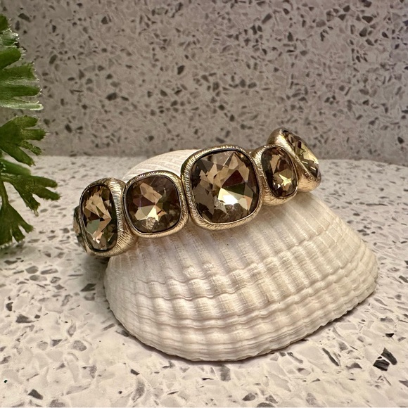 Topaz color gem in gold tone bracelet - Picture 1 of 5